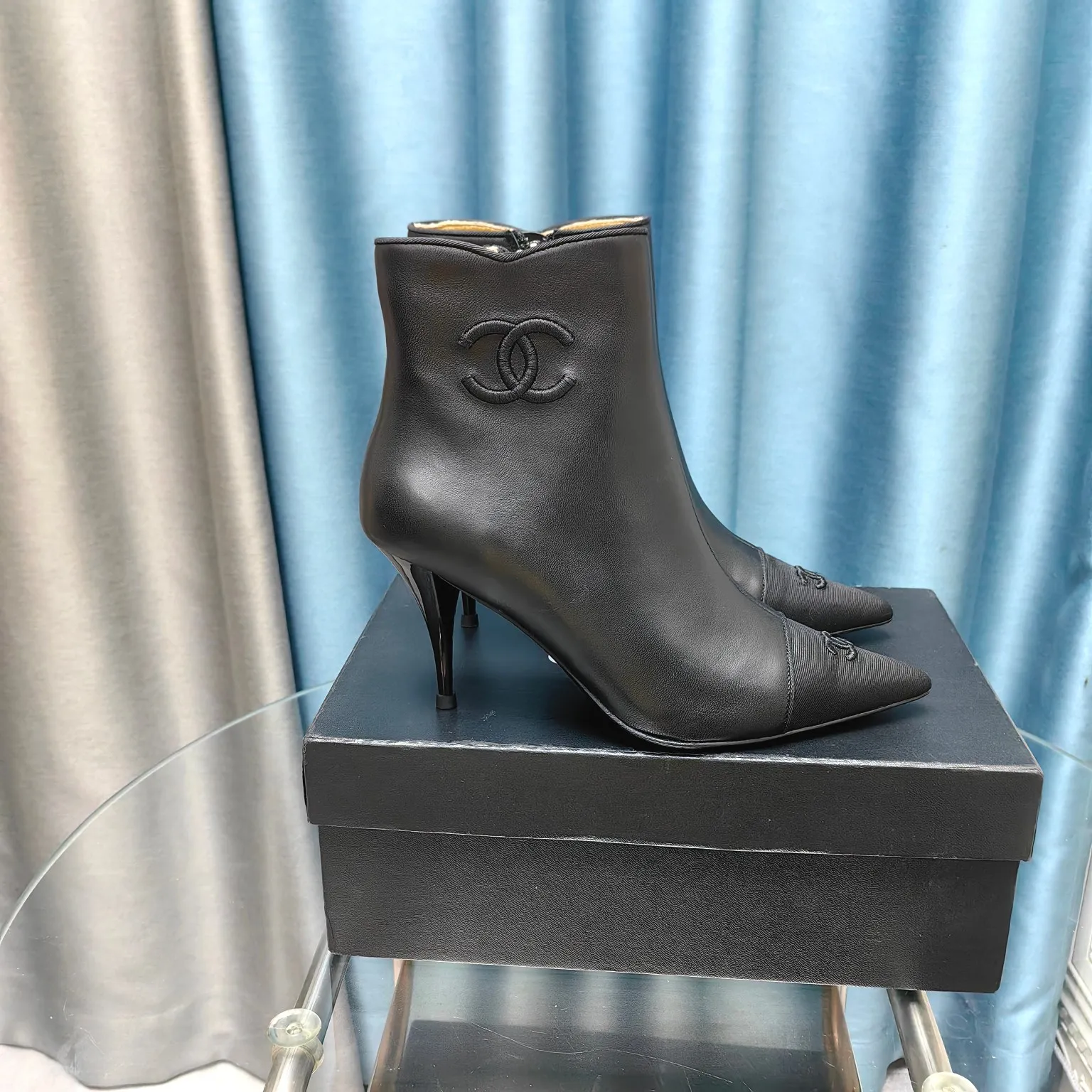 👟👟Ex-factory price 700👟👟Chanel 24B new pointed toe double C embroidered short boots Super handsome shoe shape😎 Cowhide upper, sheepskin lining, genuine leather outsole, 8cm heel height, Size: 35-39, other sizes can be customized